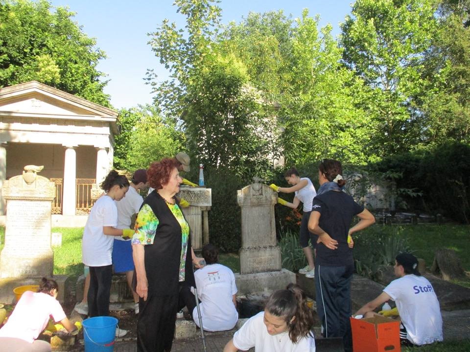 Cimitero ebraico di Ferrara durante intervento di pulitura a cura degli studenti del Liceo